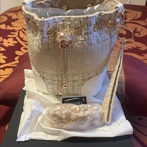 VIP/GWP Beaute Cream and Gold Tweed Bucket Bag